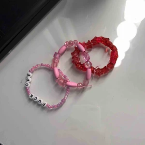  - Jag säljer armband i liknade stil som på bilden. Man kan specialbeställa sitt egna armband. Armbanden finns i olika storlekar. Dock är alla armband gjorda av elastisk tråd, vilket gör att de passar alla. Armbanden på bilden är också till salu.