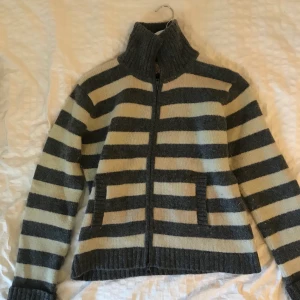 Tröja  - Riktigt söt kofta från indiska! Fin i modellen och sitter bra på mig som är M. Denna, ett par snygga jeans och en najs väska är så fint