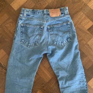 Levis jeans storlek s - Jättefina levis jeans i en blå färg, storleken är W27 L32. Högsta budet är 300kr, budar du högre får du köpa!