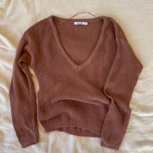 Stickad tröja - Oversized mysig tröja från NAKD. Väldigt snygg över t-shirts eller en skjorta, perfekta tröjan för en kylig sommarkväll🌞 Knappt använd och därför väldigt bra kvalite, känns som ny! Pris är diskuterbart