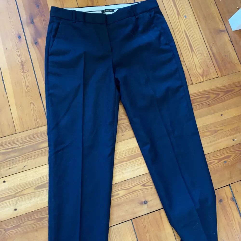 Mörkblå randiga kostymbyxor från massimodutti i XS! Superfina men för små för mig! Pris 20kr . Jeans & Byxor.