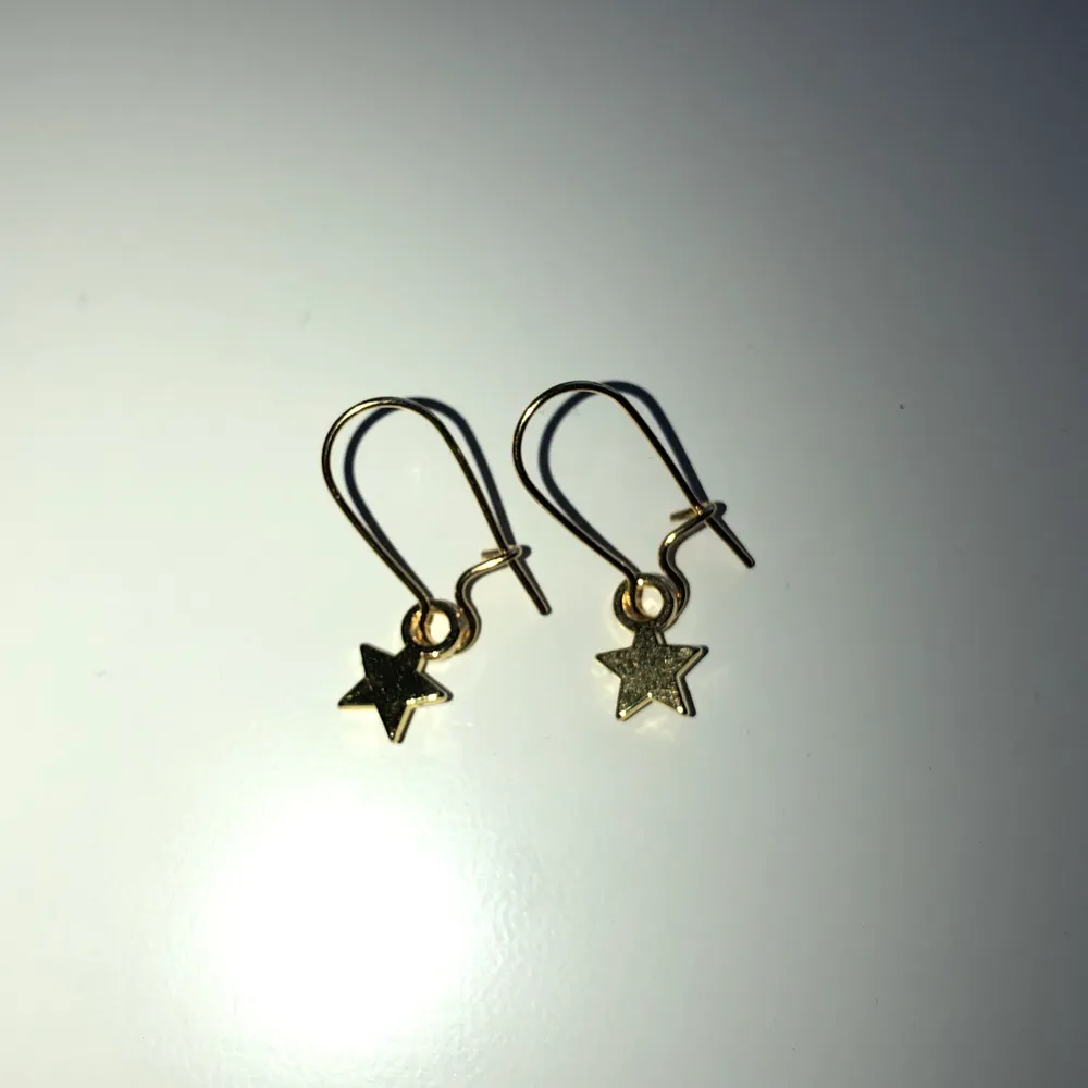 Säljer dessa örhängen i guld med stjärnor för bara 35kr⭐️⭐️. Accessoarer.