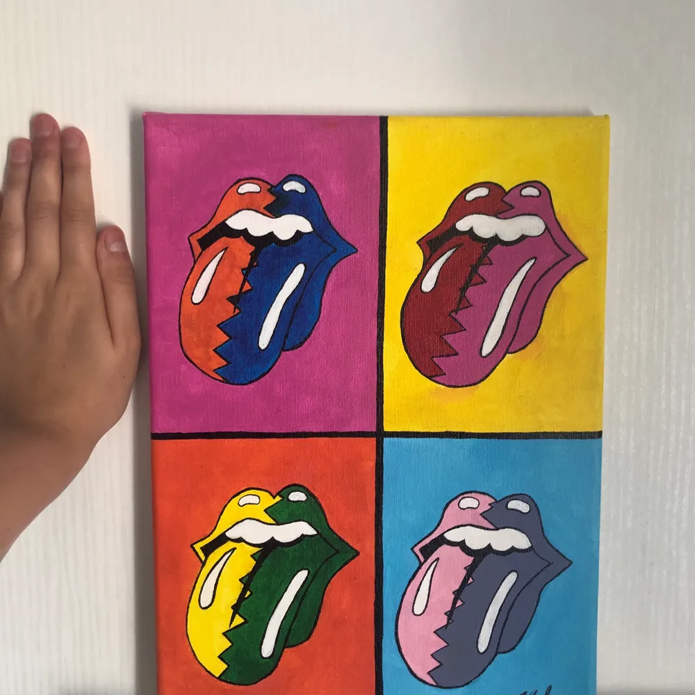 Säljer denna Rolling Stones- inspirerade tavlan som jag målat själv💜 Funkar som set med den andra popart tavlan som jag målat, färgglada och super fina. Måtten är 33x24 cm. Endast tavlan kostar 80 kr så 160 kr är för själva målningen🥰. Övrigt.
