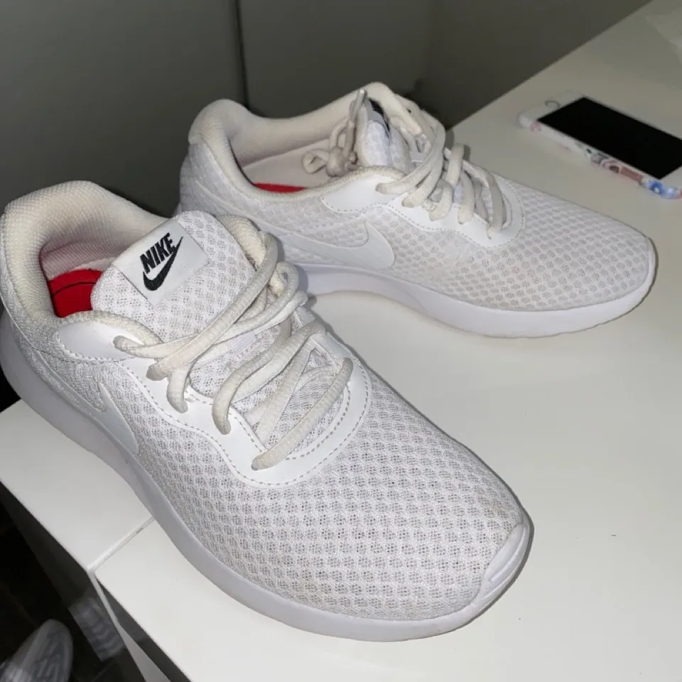 Ganska nya vita Nike Tanjun använd 3-4 gånger bara dom ser nya ut. . Skor.