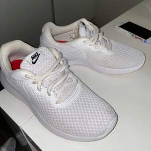 Ganska nya vita Nike Tanjun använd 3-4 gånger bara dom ser nya ut. 