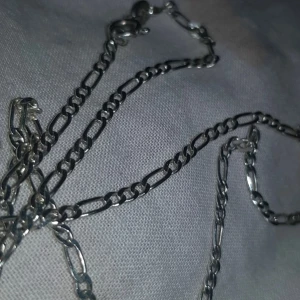 chain  - En otroligt fin kedja, väldigt smal men elegant. Tror den är äkta silver då jag badat med den utan att den blivit förstörd, men det är inte säkert. Frakt tillkommer på 11kr :) 