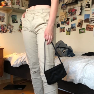 💖beiga byxor💖 - Så sköna byxor som är rörliga och lågmidjade med n perfekt 90-tals-vibe