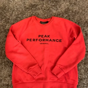 Peak performance sweatshirt röd - Nyskick, endast använd 2 gånger nypris: 700 kr mitt pris: 400 kr, köparen står för frakten