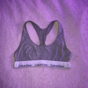 Calvik Klein BH topp - Calvin Kleim BH, fett skön och mysig, inte använt den mycke men den är sen nåra år tillbaka, priset är 50 kr, möts upp i stockholm, betalning via swish, skriv i kommentarerna eller i insta dm (som står i bion❤️)