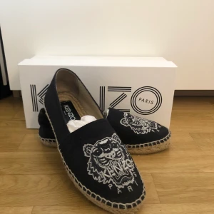 Kenzo  - Svarta kenzo espadrillos. Köpta på NK Göteborg. Säljs pga knappt använda, jättefina i jättebra i skick! Lägre pris kan diskuteras.