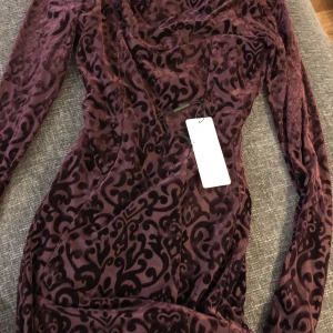 Klänning  - Jättefin klänning i sammets mönster, använd endast en gång så är i nyskick. Nypris 799kr. 