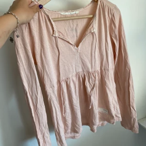 Odd molly tröja - En rosa jättefin odd mollytröja. Helt oanvänd och säljs pga att jag har en till likadan. Den passar mig perfekt och brukar oftast ha tröjor i M. Hålet som syns på bild två är knapp märkbart. Kan alltid diskutera pris, skriv privat för fler bilder🥰🥰🥰🥰