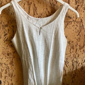 Gulligt, grått linne - Ljusgrått, småribbat linne från 80-talet, äkta retro! ❣️ Fint skick trots sin ålder, perfekt i sommarvärmen ☀️ Köparen betalar frakten, kontakta mig vid frågor/fler bilder ✨ 