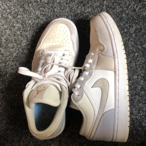 Låga jordans  - Snygga jordans, köptes för några månader sedan! Knappt använda därav Priset!