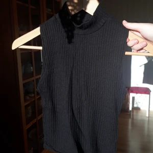 Svart ribbat linne - Svart linne med turtleneck. Den är lite croppad. Bekväm