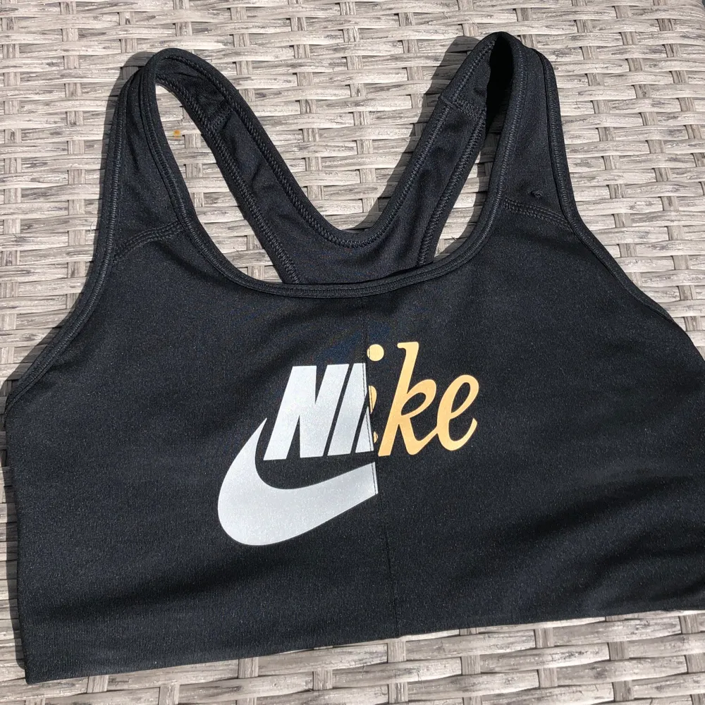 Unik Nike sport-bh i storlek M. Aldrig använd, säljer pga för liten. Nyskick. Frakt ingår😀. Toppar.