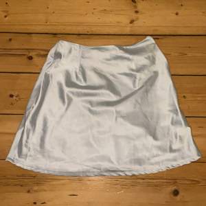 Jättesöt kjol i siden från Chiquelle. Aldrig använd!