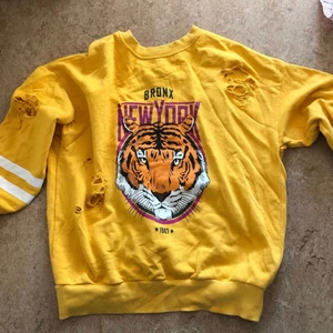 Gul hoodie - Gina tricot hoodie, aldrig använd! Super snygg på andra säkert, säljer pga inte min stil. Frakt tillkommer 