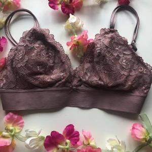 Rosa/ beige bralette - Säljer denna braletten, som ändrat är testad. Säljer då den aldrig använts. Den är i storlek 40 men passar mig som har storlek 36/38 (75B)🥰<33 pris kan diskuteras💕 80+ frakt:)<3