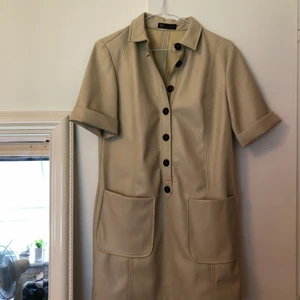 Klänning från Zara  - Klänning från zara i beige fakeskinn, storlek M men passar även s 