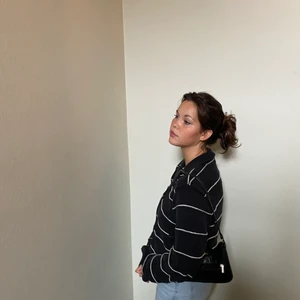 Skitsnygg zip-up kofta! - Säljer denna supersnygga zip-up koftan som är supersnygg och bra nu t sommaren. Den är köpt vintage och är inte använd så mkt! Köparen står för frakt eller möts vi upp i Malmö!