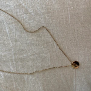 Guld Halsband  - Guld halsband bokstav ”F”. Använd 1 gång 