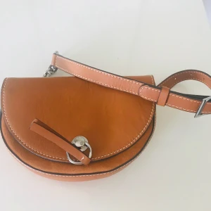 Belt bag ZARA - Belt Bag från ZARA. Användar 2 gånger. Fint skick! 