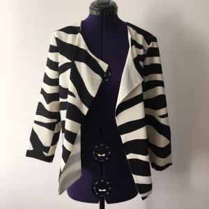  - blazer med vackert fall. väldigt sparsamt använd, så den är som ny. har tydligen klippt bort lappen, men är nästan helt säker på att det är en M.    kmr lägga upp många annonser närmsta tiden och ju fler plagg du vill ha, desto större mängdrabatt får du. möts upp i sthlm eller skickar om du betalar frakten.