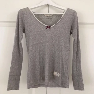  - Grå odd molly tröja,strl XS. Använd ca 3 gånger, som ny. 