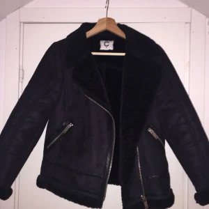  - Säljer min shearlingjacka från Cubus i storlek 36, men på mig som vanligtvis är en 34 är den härligt oversized. Fejkmocka på utsidan, fodrad insida- supervarm! Använd ca 3 gånger, alltså i väldigt bra skick! 