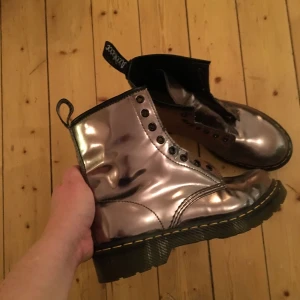  - Dr martens metallic strl 39. Köparen står för frakt, 100 kr.