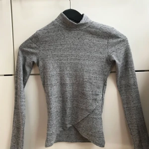  - Grå tight polotröja från Berhska🌟För liten för mig som ha S.