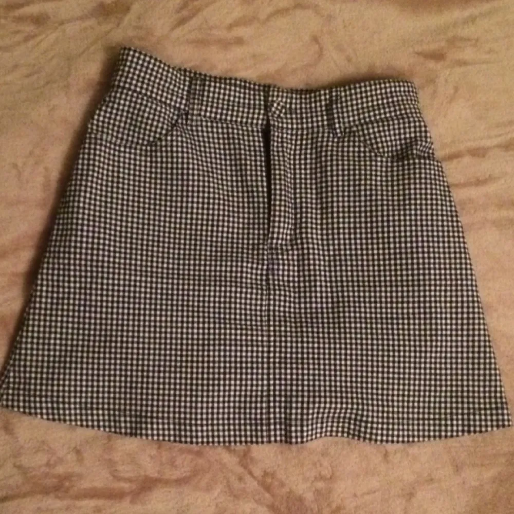 Gingham skirt from brandy melville / one size, fits xs/s. Super cute but too tight on me. 100%cotton with front and back pockets. Kjolar.