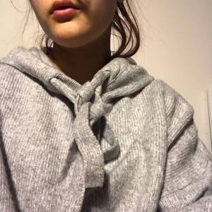  - jätte mysig stickad hoodie från h&m. nästan aldrig använd. den har en huva och snörning :)