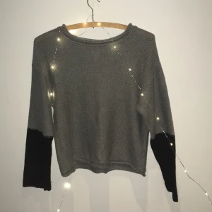  - Mysig tröja från monki. Står XS skulle säga att den passar s-m. Frakt tillkommer🐩