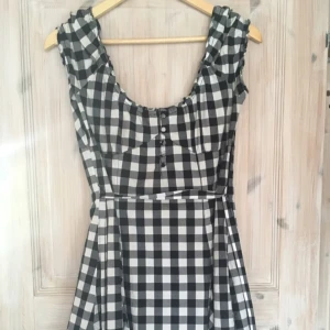  - Rutig retroklänning som går ned till låren! Köpt på second hand och ser ny ut, aldrig använd. Köpare står för frakten