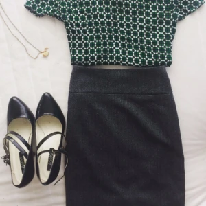  - Mossimo A-line grey skirt. Just past the new, high waisted and perfect for stylish professional outfits. The clasp on the back in broken (photo 3) however it stays up fine on its own, easy fixable but knocks some off the price! Msg for details, payment etc! 