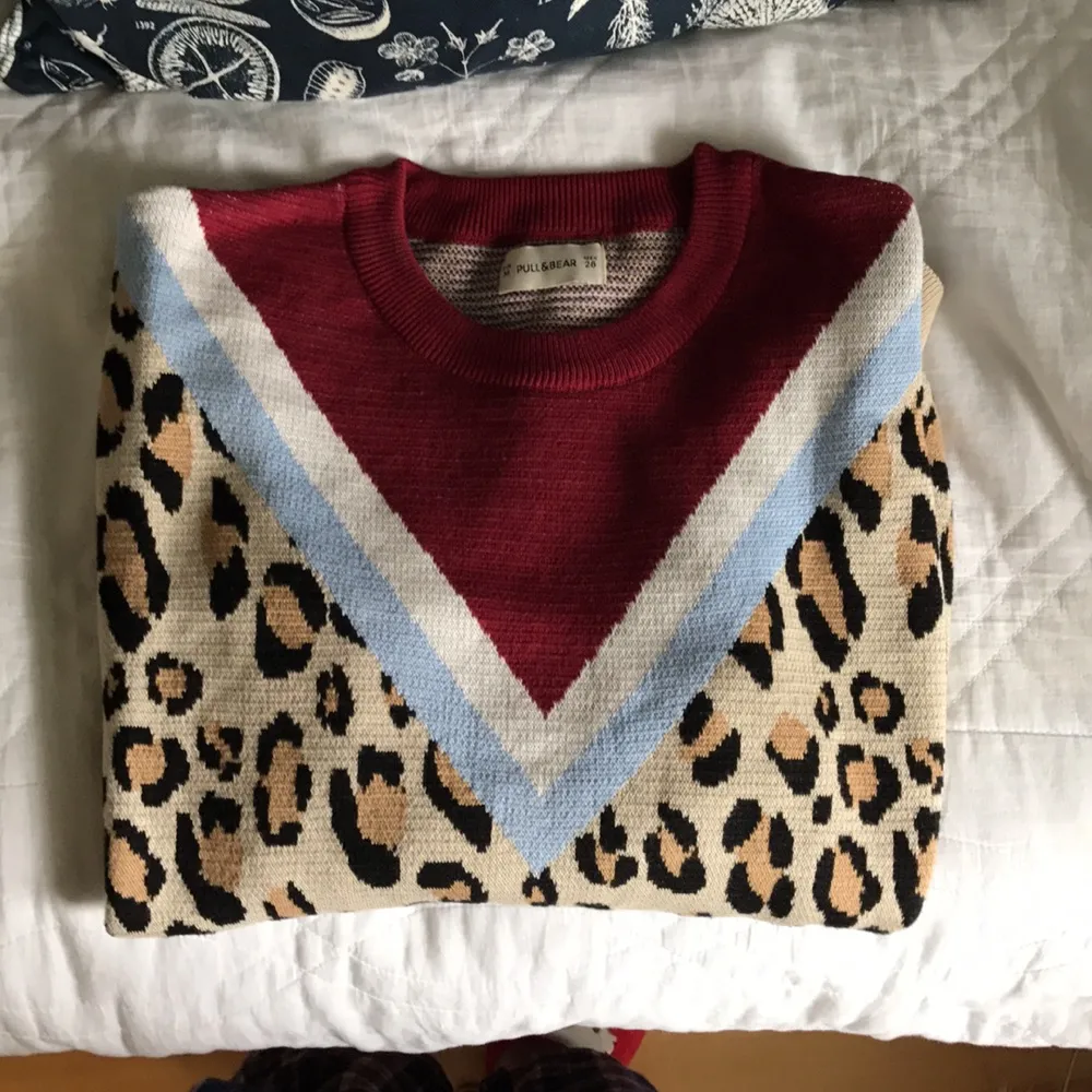 Stickad tröja köpt från Asos förra hösten av märket Pull&Bear, leopardmönstrad med ljusblåa, vita och vinröda detaljer💋 Bra skick, perfekt till hösten!. Hoodies.