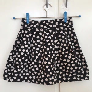  - Välbehållen kjol i "stelt" tyg som gör att den håller formen, knappt använd! 