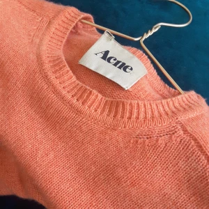  - Något oversize Acne tröja. Litet hål som syns på bild. 100% cashmere