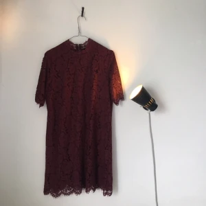  - Klänning från Gina tricot, använd ett fåtal gånger.  Säljer för att den inte används. Strl 40 men upplever den liten i storleken. 