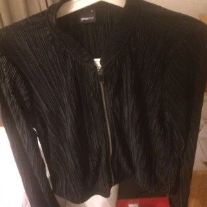  - Plisserad jacka från Gina Tricot i storlek S
