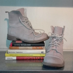  - Light pink mocha boots. Bought in second hand but seem very sparsely used. Buyer pays for shipping, 42 Swedish kroner. I accept Swish payment. Discreetly says Pandora for ever Original on the sides. 