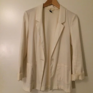  - Vaniljvit kavaj, rak i modellen storlek 36 