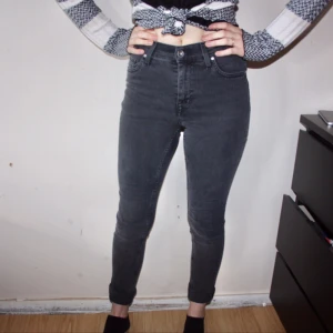  - Tiger jeans i modellen Kelly. Storlek 25/31. Hög midja.  Frakt 60kr