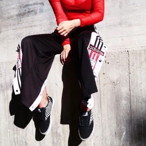  - Säljer mina älsklings vintage adidas trackpants!  One of a kind! Köpta på en secondhand!  Har knappt som går att knäppa upp längs hela benen!  