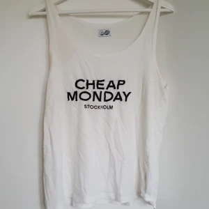  - Det klassiska cheap monday-linnet, tidlöst och ursnyggt! bra skick!