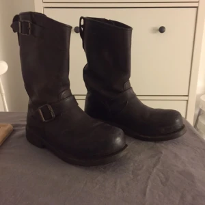  - Mörkbruna mellanhöga Primeboots. Använda mycket men fortfarande coola trots en tid på nacken. Går definitivt att putsa upp ordentligt för mer glans om man inte vill ha den lite grövre ytan som nu finns naturligt. Priset kan justeras vid snabb affär. 