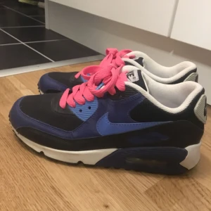  - Air max 90 använda två gånger!  Jätte fina! Storlek 38  Nypris är 1299:- 