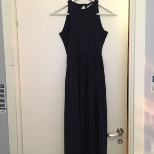  - Mörkblå superfin balklänning. Strl XXS men passar XS! Sitter jättebra på och är i fint skick, fler bilder kan skickas vid intresse!